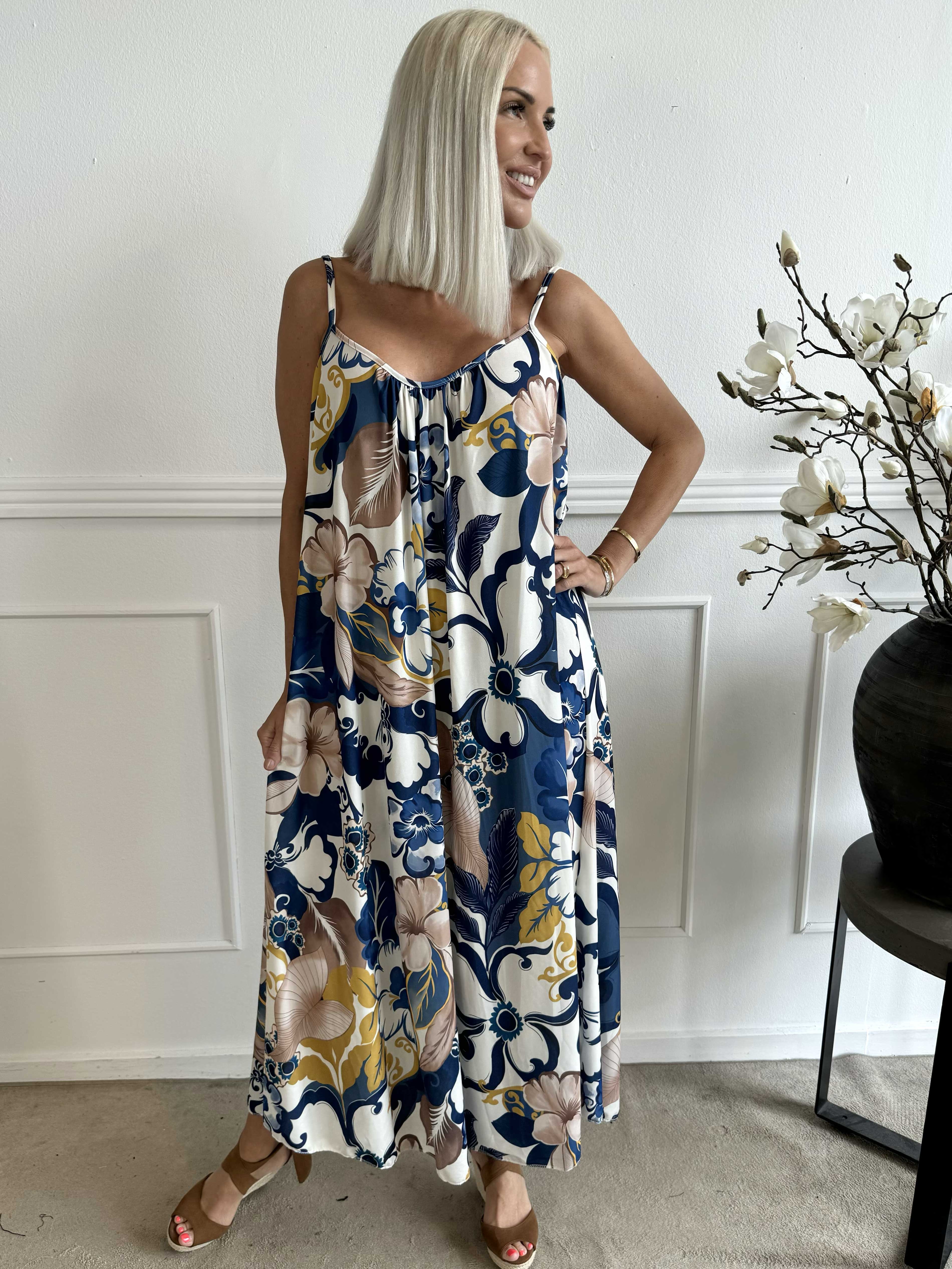 Maija - Axelbandsklänning i elastiskt tyg med blommor